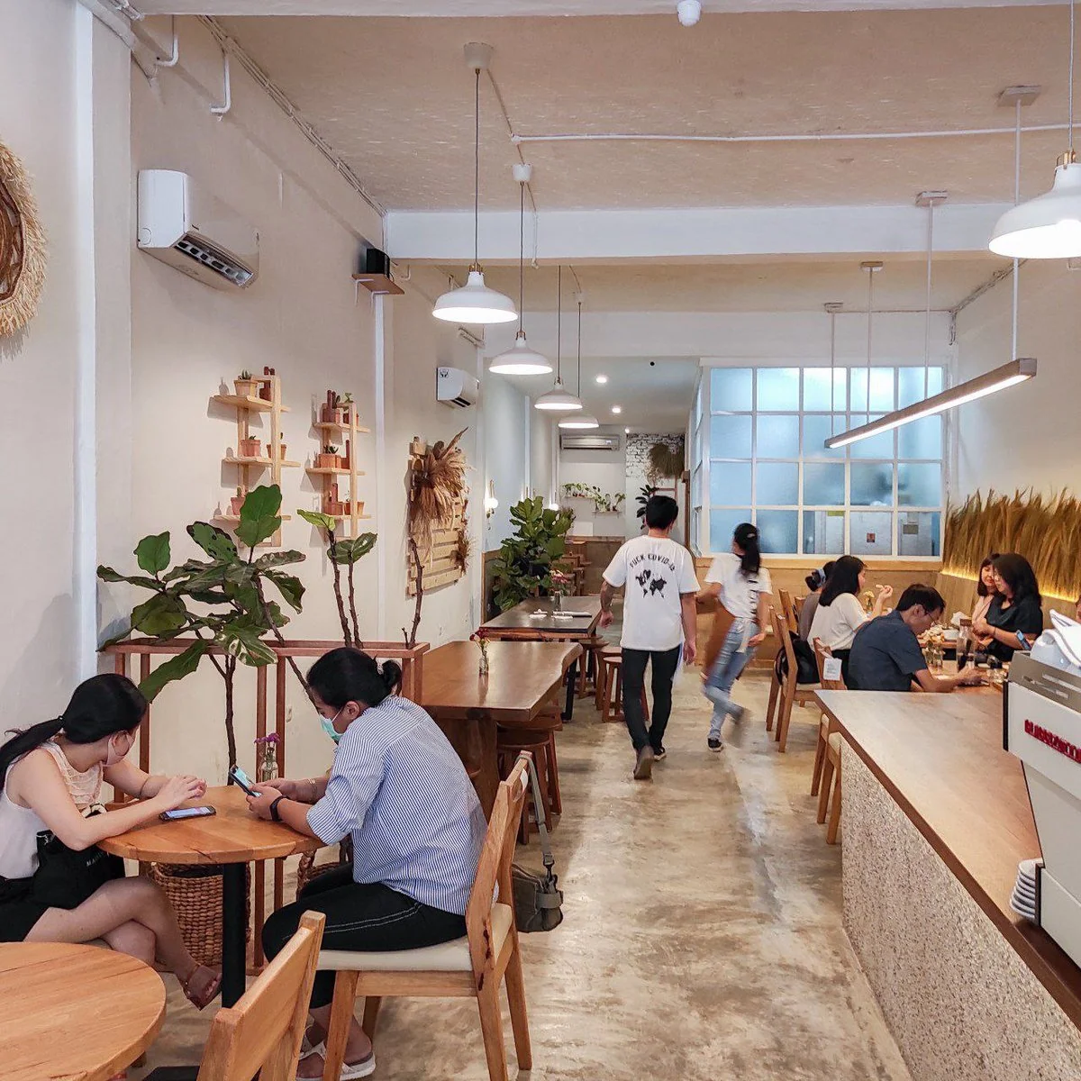 Dompet Cekak, Cafe Tetap Penuh: Gaya Hidup Anak Muda Padang