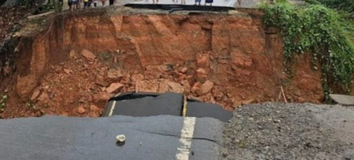 Nataru Tersepi di Sumbar: Akses Jalan Terputus Pukul Pariwisata, Desakan Jalan Alternatif dan Tol Menguat!