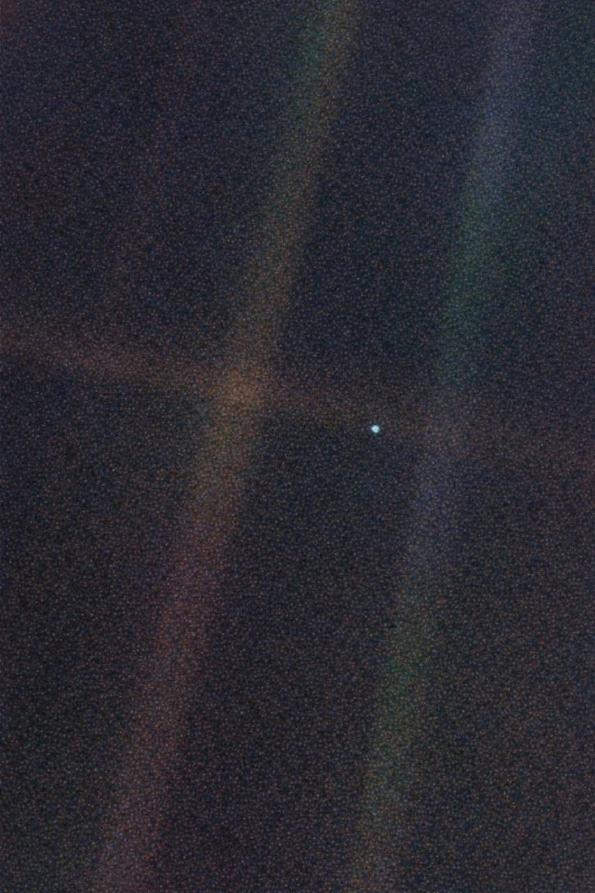 Blue Dot: Foto dari Ujung Tata Surya yang Mengingatkan Manusia Akan Betapa Kecilnya Dunia