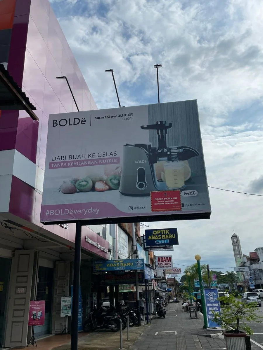 Reklame Terlalu Besar di Jalan M Yamin, Dinilai Ganggu Estetika dan Tutupi Toko Lain