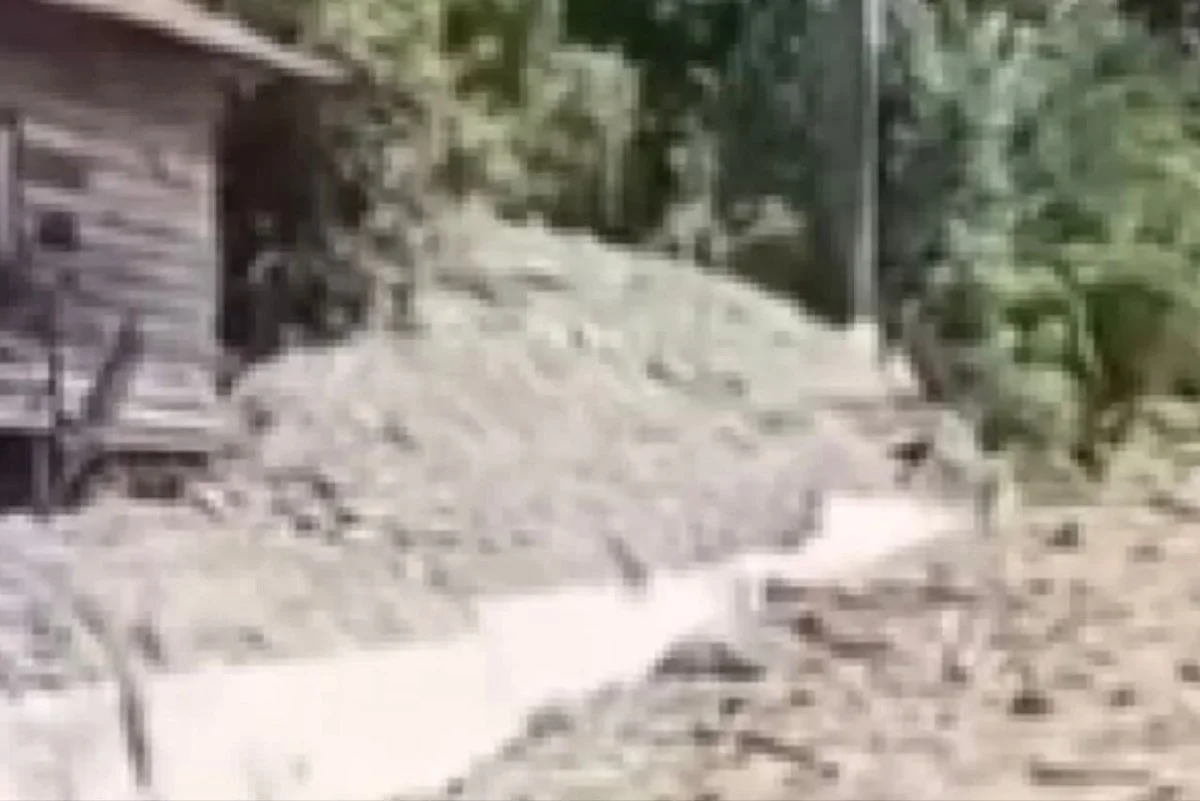 Galodo Terjang Maninjau, Puluhan Rumah Terendam, Jalan Putus