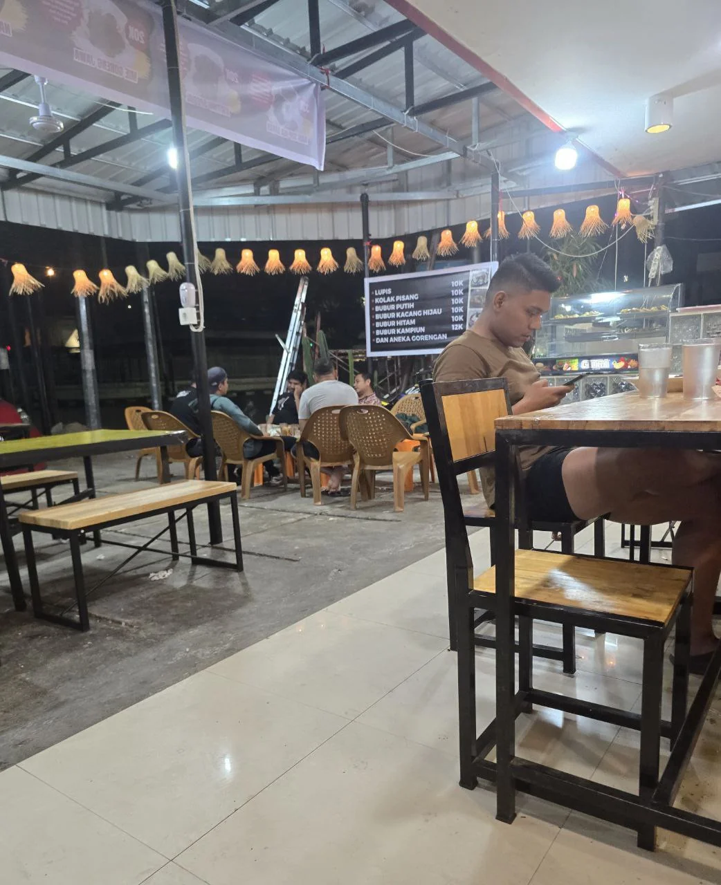 Lontong dan Teh Talua Kuliner Malam Naik Daun