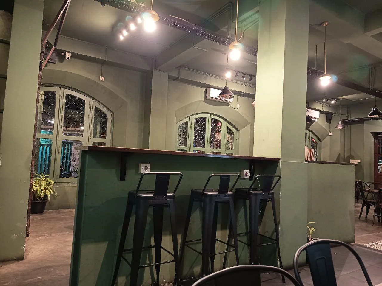 Kopi, Klenteng, dan Gedung Tua yang Menolak Mati